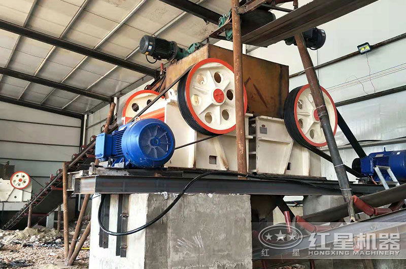 在廠房內(nèi)安裝的石料加工生產(chǎn)線