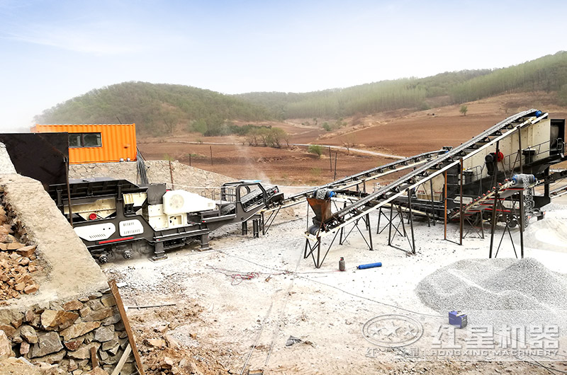 兩臺(tái)移動(dòng)破碎車聯(lián)合作業(yè)