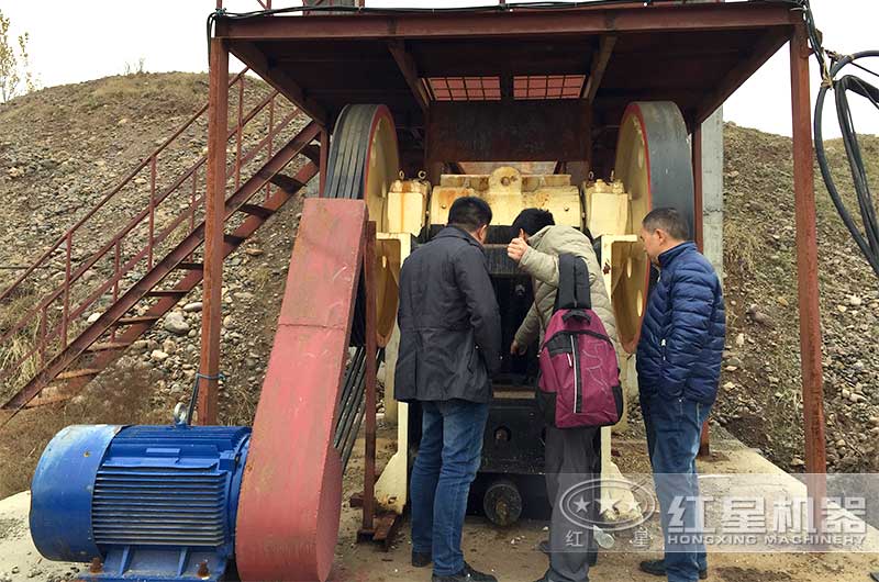 客戶參觀912碎石機(jī)現(xiàn)場