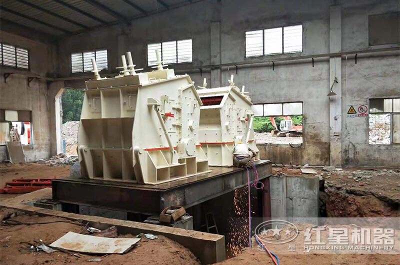 時(shí)產(chǎn)300多噸的石灰石破碎生產(chǎn)線二