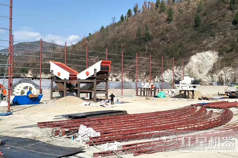 新開(kāi)辦的機(jī)制砂加工廠(chǎng)正在安裝設(shè)備