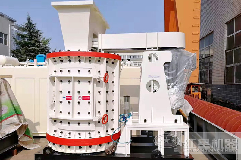 復(fù)合式破碎機(jī)機(jī)殼上開(kāi)有活動(dòng)門便于拆裝維修