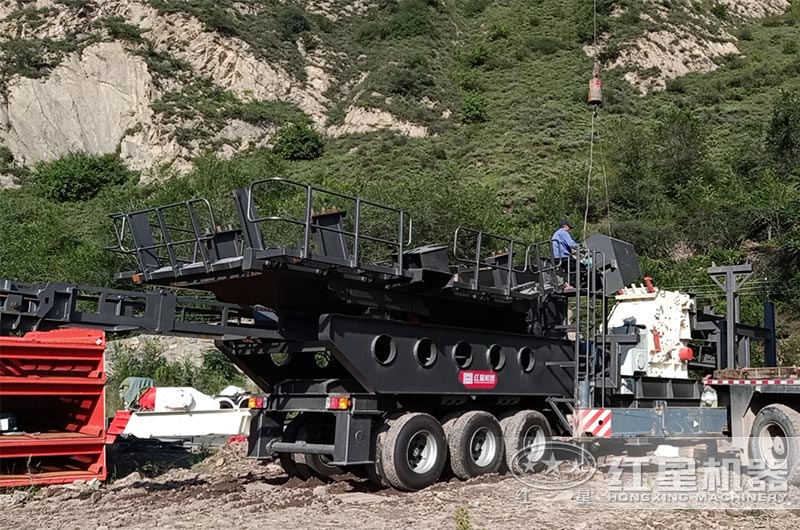 移動(dòng)渦旋強(qiáng)力反擊式破碎機(jī)現(xiàn)場(chǎng)