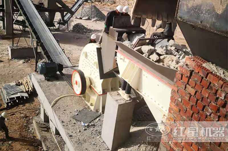 巨石破碎用重錘破碎機(jī)還是顎式破碎機(jī)，選擇可不簡單