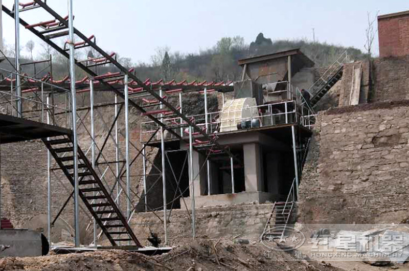 大型重錘式破碎機(jī)現(xiàn)場