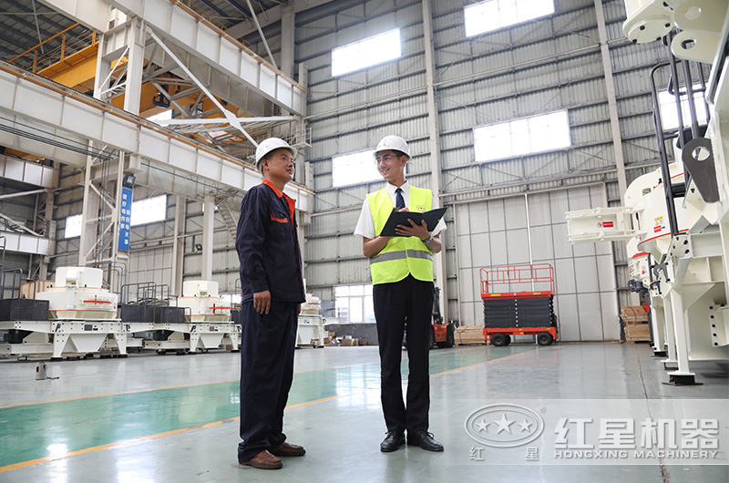 工作人員跟客戶核對(duì)方案