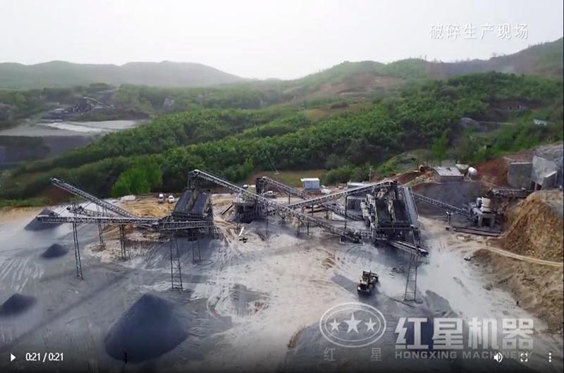 公路用顎式破碎機(jī)石子加工廠現(xiàn)場(chǎng)航拍