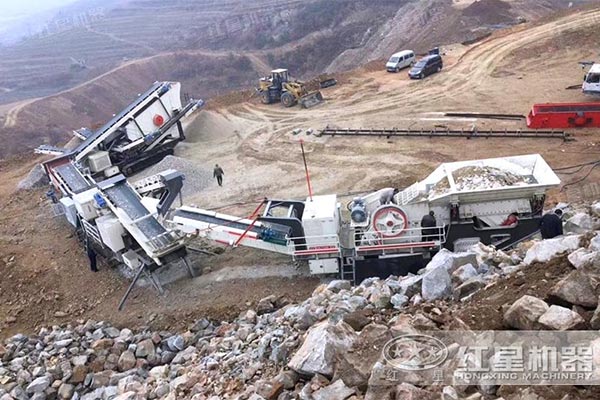 履帶液壓巖石碎石機(jī)工作現(xiàn)場(chǎng)