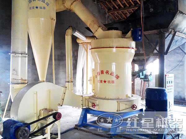 伊利石磨粉機(jī)現(xiàn)場(chǎng)圖